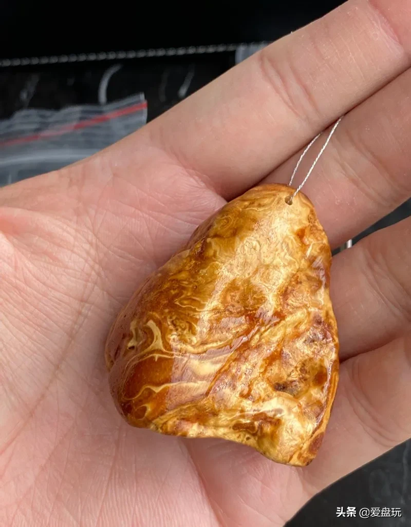 一条红蜜蜡,卖1万?玩友:咋瞅着像豆腐乳成精