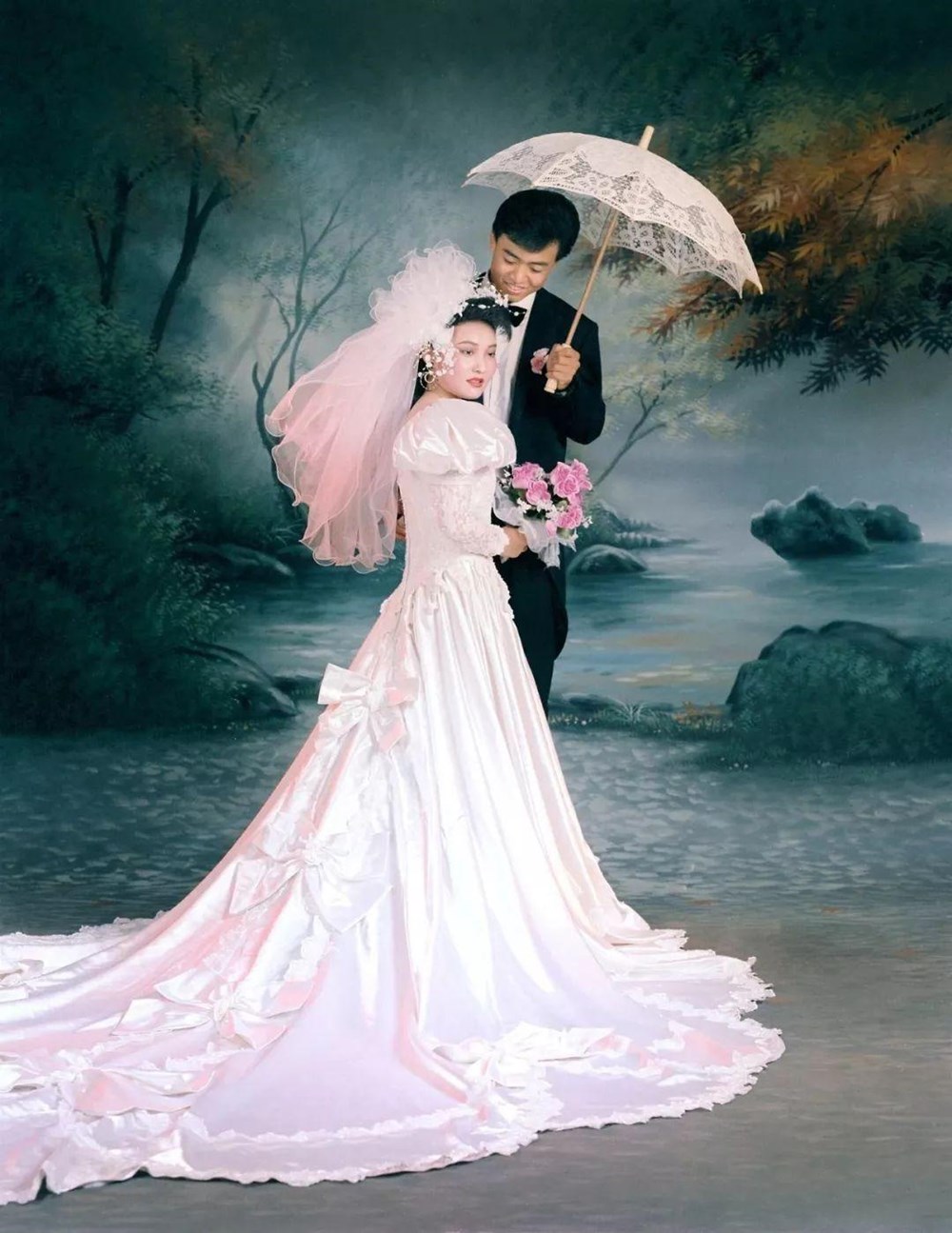 80年代婚纱照保守,90年代浓浓"影楼风",你最钟意哪款婚纱照?