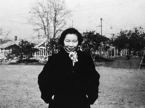 她是中国的哈佛大学校长，被誉为中国“半导体之母”