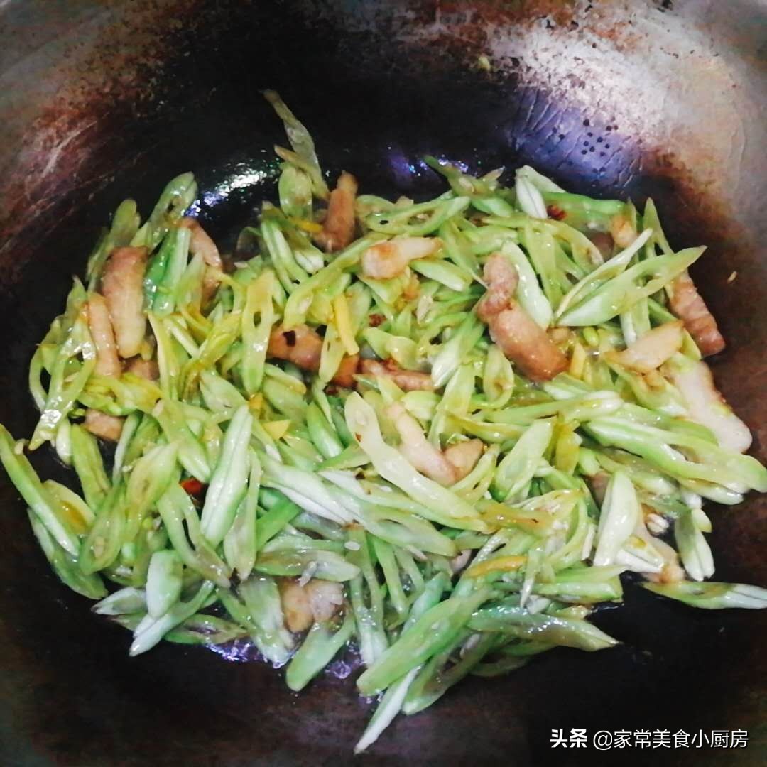 豆角这样炒熟得快入味足，口感脆嫩，不过油不焯水，5分钟就出锅
