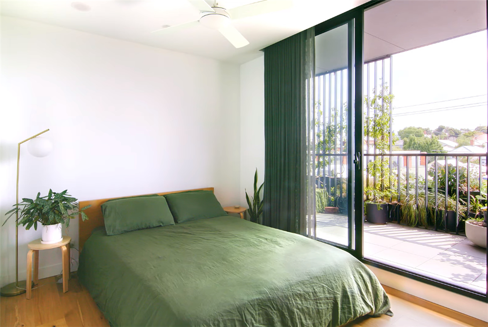 独居姑娘的1室2厅小家，55㎡面积做成开放式，卧室推拉门太实用了