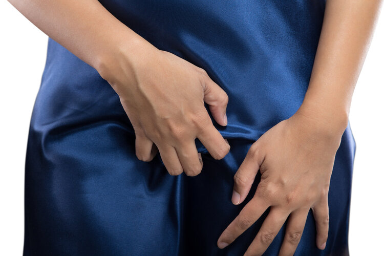 女子眼部瘙痒难耐，疑因阴虱感染所致