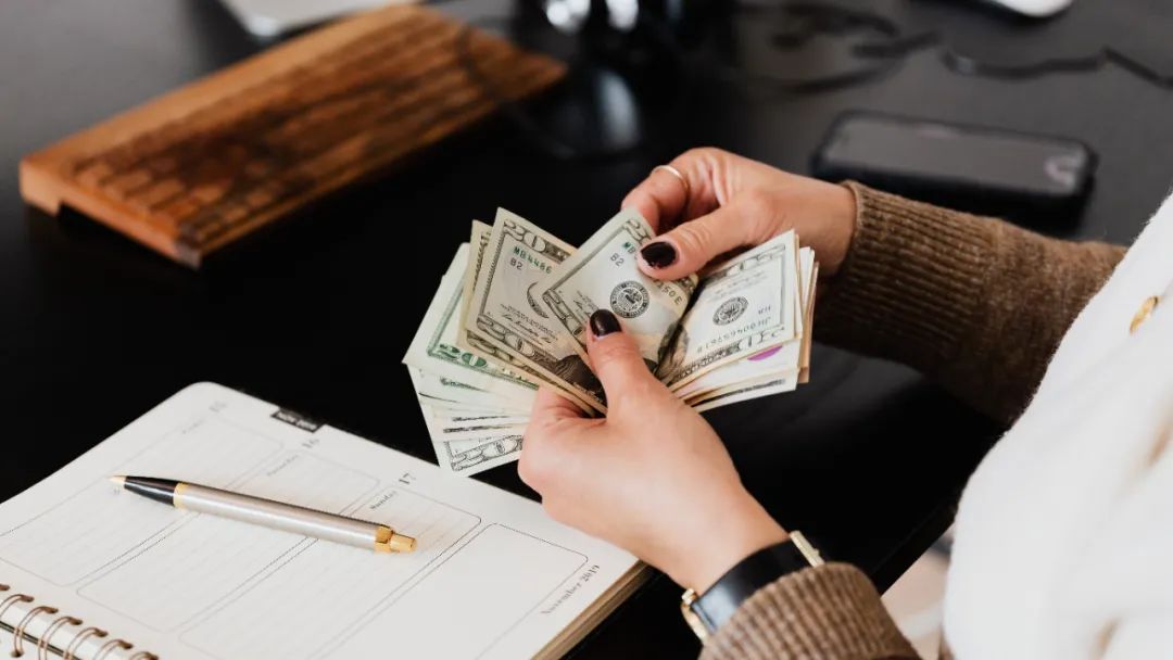 “用钱”可不是“use money”！那老外都是怎么说的？