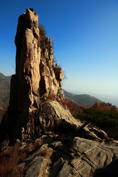 层结构区,南部上升幅度大,盖层被风化掉了,露出大片基底——泰山杂岩