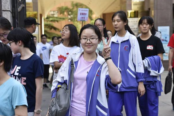 儿子考上985院校，母亲发朋友圈庆祝，亲朋好友的评论却叫人寒心