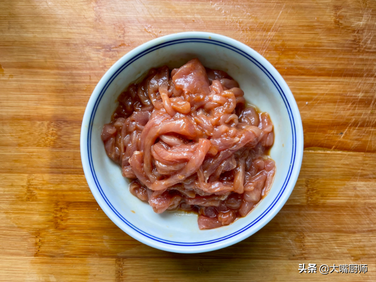 炒瘦肉别用淀粉腌制，换成这2样，猪肉滑嫩香软又可口，还不粘锅