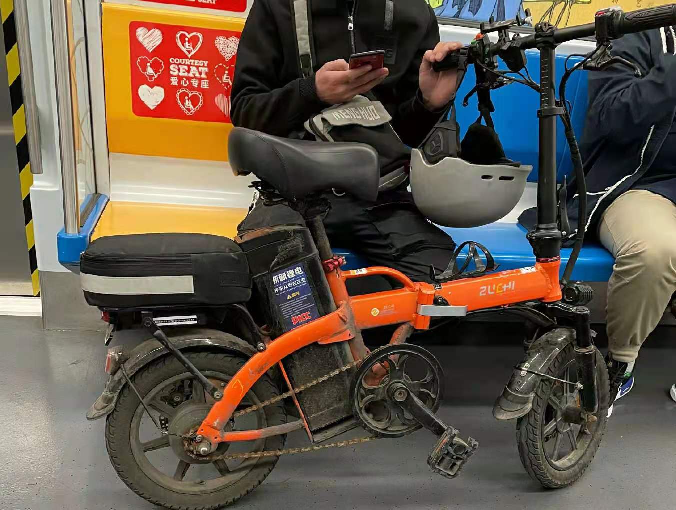 折疊電動車、滑板車進地鐵無人管？工作人員回應：正研究