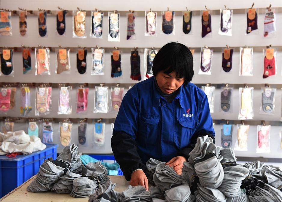 专注做袜子年入十亿，“棉袜代工王”健盛集团抢滩国内市场
