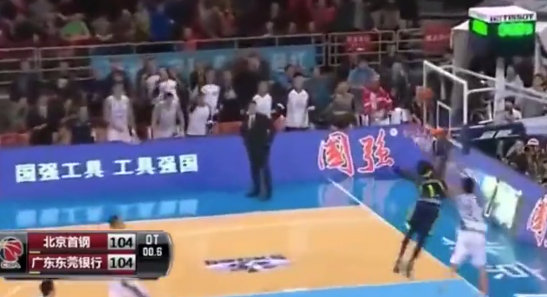 cba進球后為什么還走表（裁判偷走深圳0.4秒？他們也曾是獲利者 CBA漏洞讓裁判背鍋）