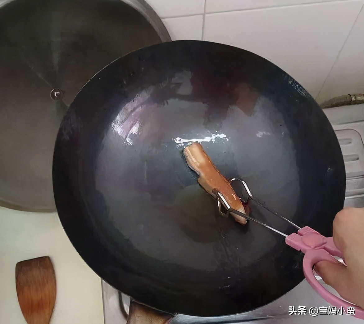 铸铁锅的正确开锅方法是怎样的,看这里就知道了