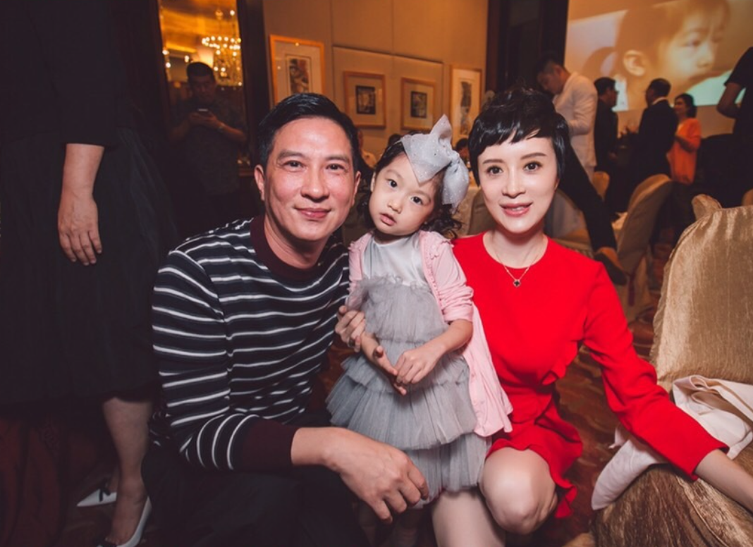 金巧巧女儿长大啦!剃寸头五官英气似男孩,身高已达妈妈胸口