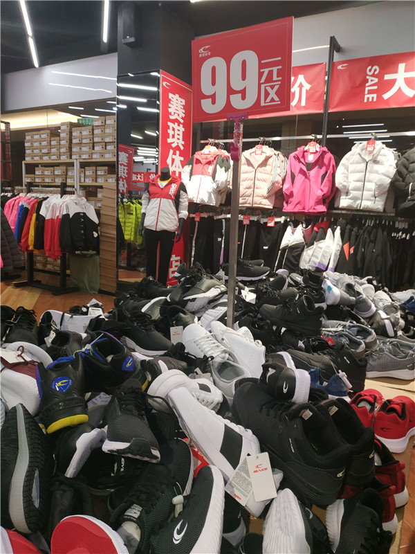 李宁正品体育店(我们来到鞋都晋江，逛了逛安踏、李宁和乔丹等运动品牌的工厂店)