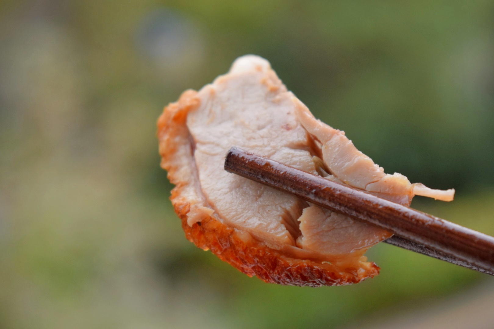 想吃脆皮烤鸭不用去饭店，这样做方法很简单，皮脆肉还嫩，真香