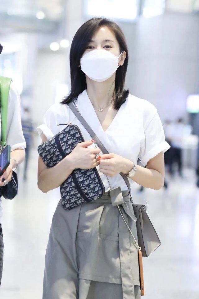 王子文现身机场！白色T恤配开叉裙随性优雅，裹着围巾太显个性