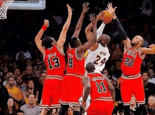 nba为什么不敢放科比投（为什么科比库里经常遇到战术包夹，而詹皇就没有这种待遇呢？）