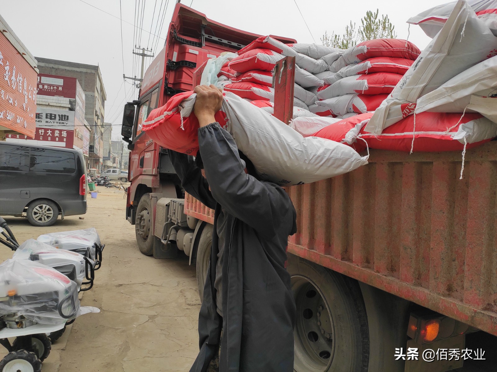 装卸工一天多少钱(农村人做装卸工，每天扛600袋化肥，赚400元惹人羡慕吗？)