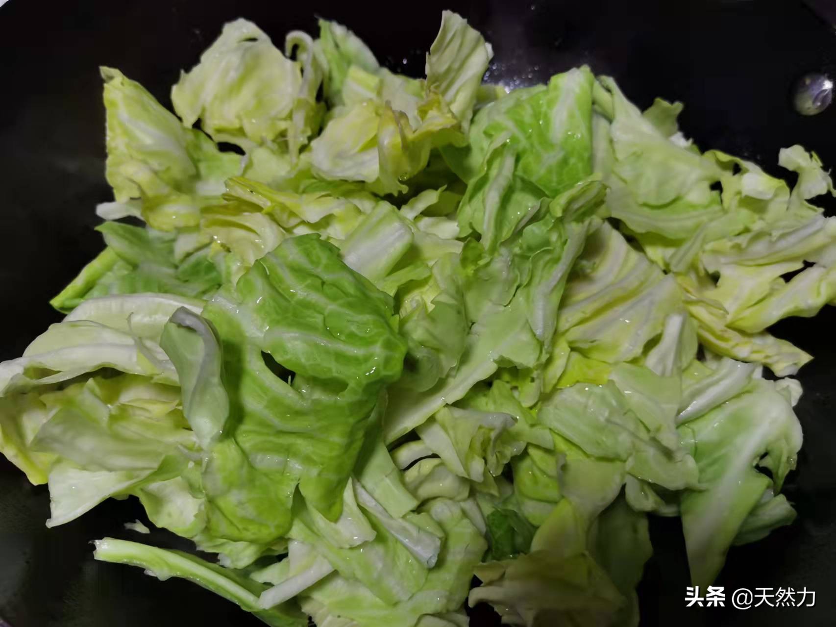 炝炒手撕包菜的做法（手撕包菜详细的做法技巧）