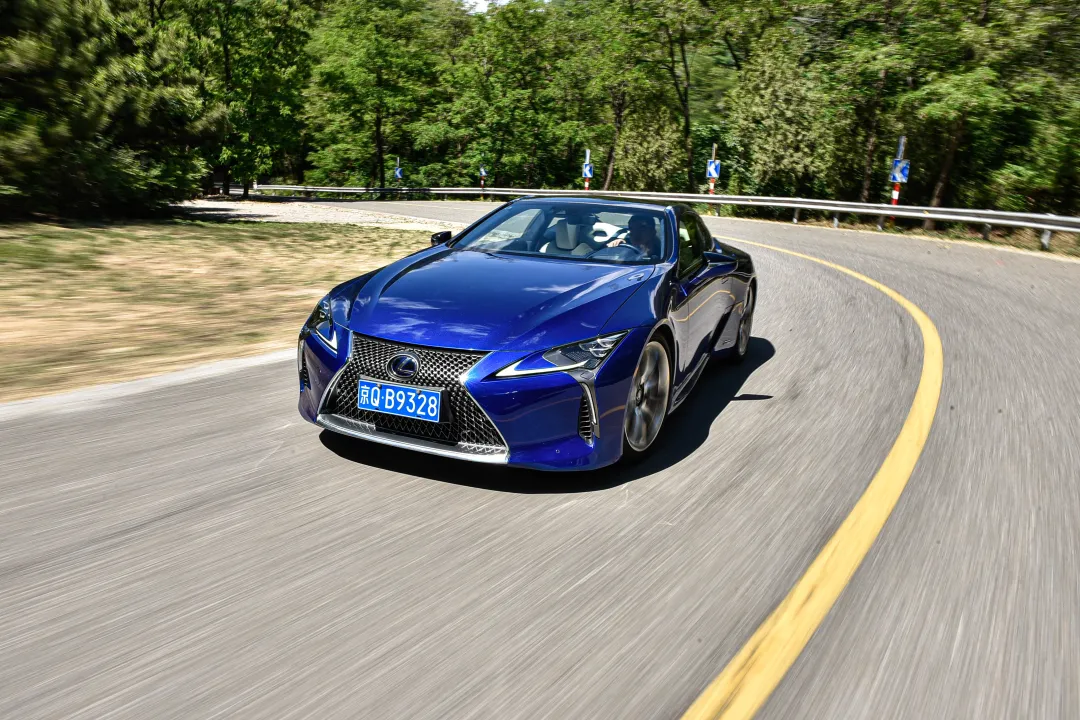 V6、359马力、21英寸轮圈、前置后驱，雷克萨斯LC 500h让人心动