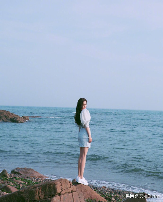 Angelababy罕见海边拍写真太迷人，穿泡泡袖裙配小白鞋，看着舒服