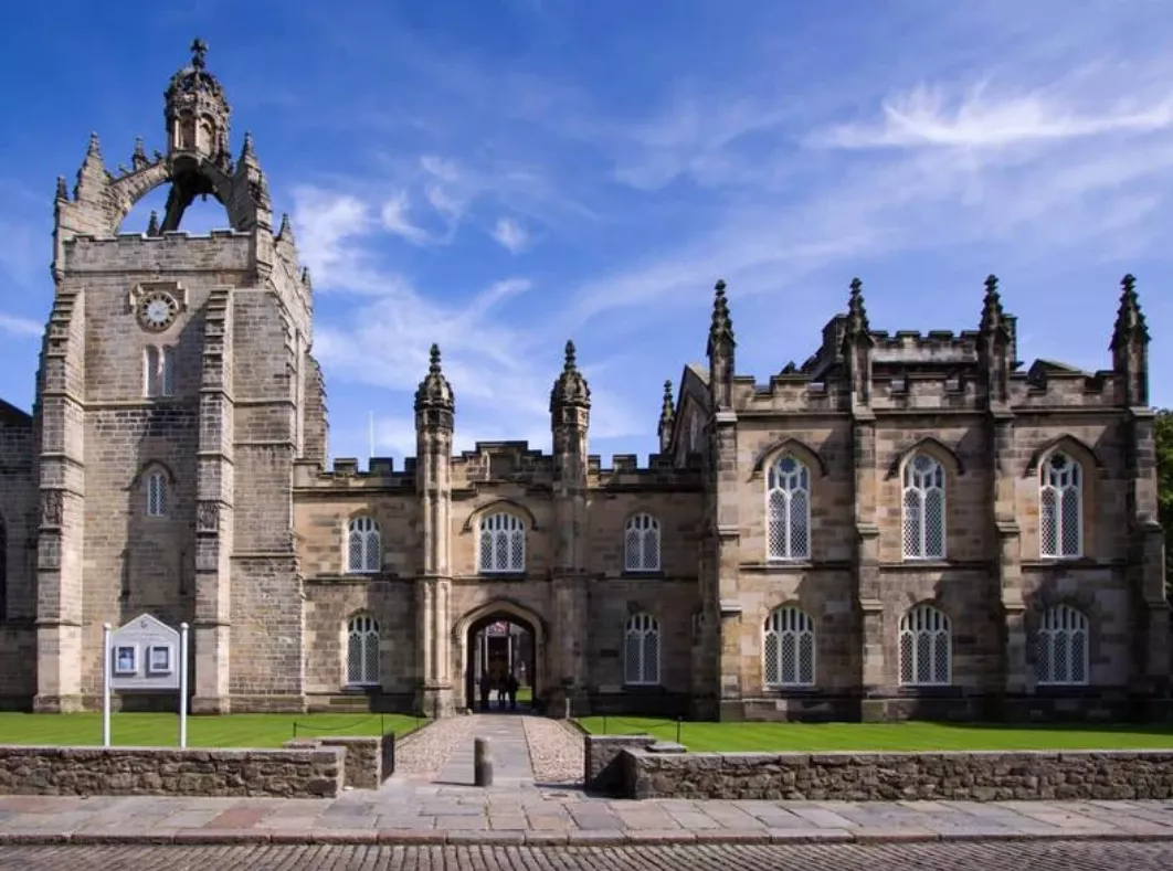 英国各大学高考录取线公布！好学校都要600分以上？