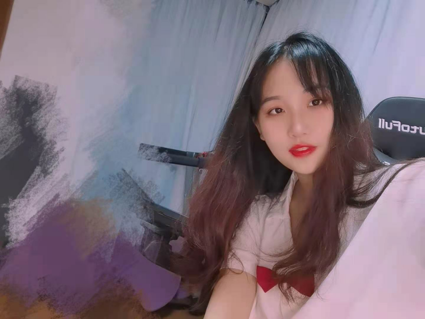 她是百万视频博主，拥有“神仙颜值”，三年年级第一，还直接保研985！