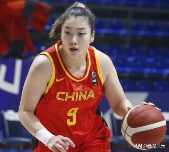 李梦中国女篮美女李梦身高(奥预赛场耀眼明星，奥运海报C位巨星，女篮队员李梦薪水低到无语)