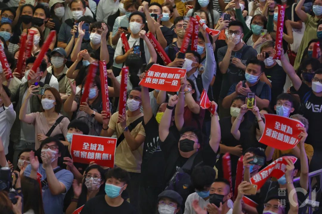 dennis rodman(香港沸腾了，“少年剑神”夺金)