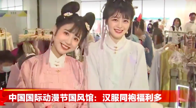 央视镜头曝光千万粉网红真容，瞪眼咧嘴显狰狞，离开滤镜判若两人