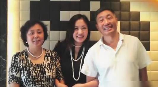 比起杜志国3婚出轨圈外人，相爱42年杜源夫妇被称为“神仙眷侣”