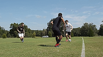 怎样学足球我是新手（五个初学者必会的足球基本技巧）