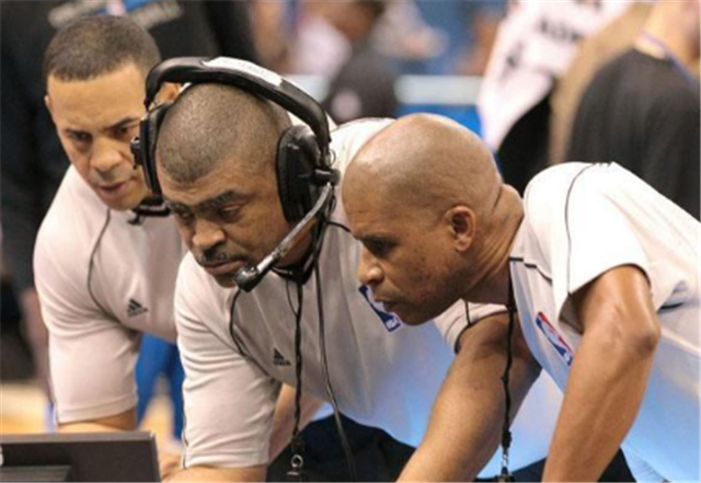 nba看录像为什么戴耳机（NBA出现争议判罚后，裁判观看回放会戴耳机，球迷：是在听声音？）