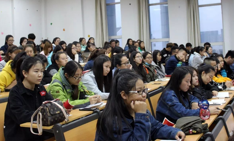 大学生吐槽室友没吃过“海底捞”，称其没见过世面，反遭网友怒怼