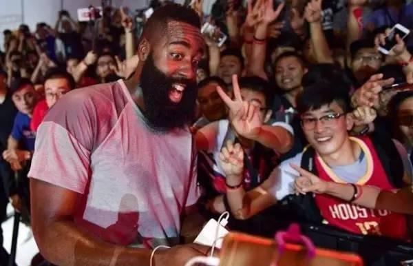 有哪些nba球员来中国打篮球(NBA八大球星来中国玩自拍：看谁才是人气王，第一位实至名归)