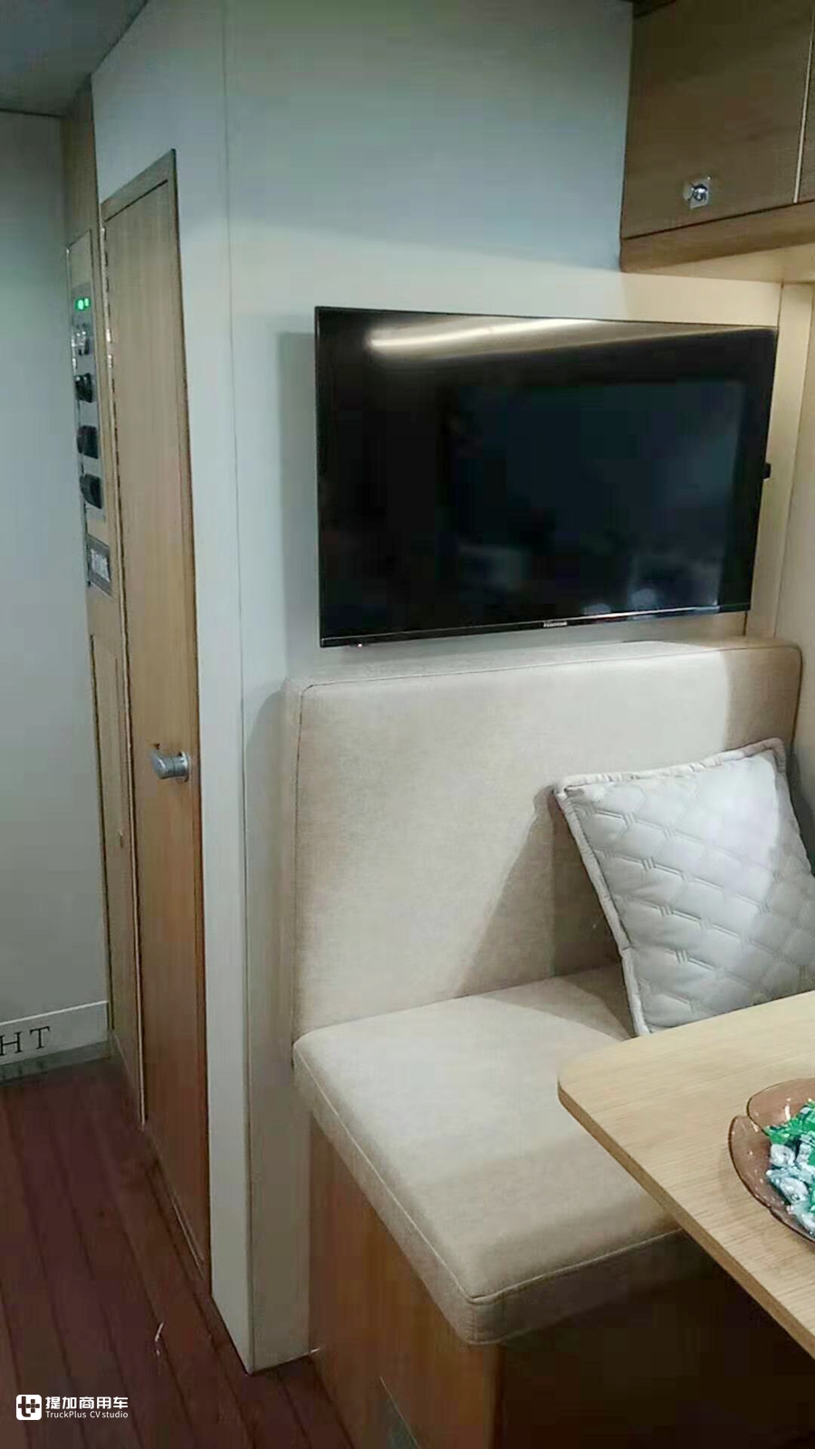 福特F系皮卡底盘打造，整车碳纤维舱体，硬派狼骑士越野房车实拍