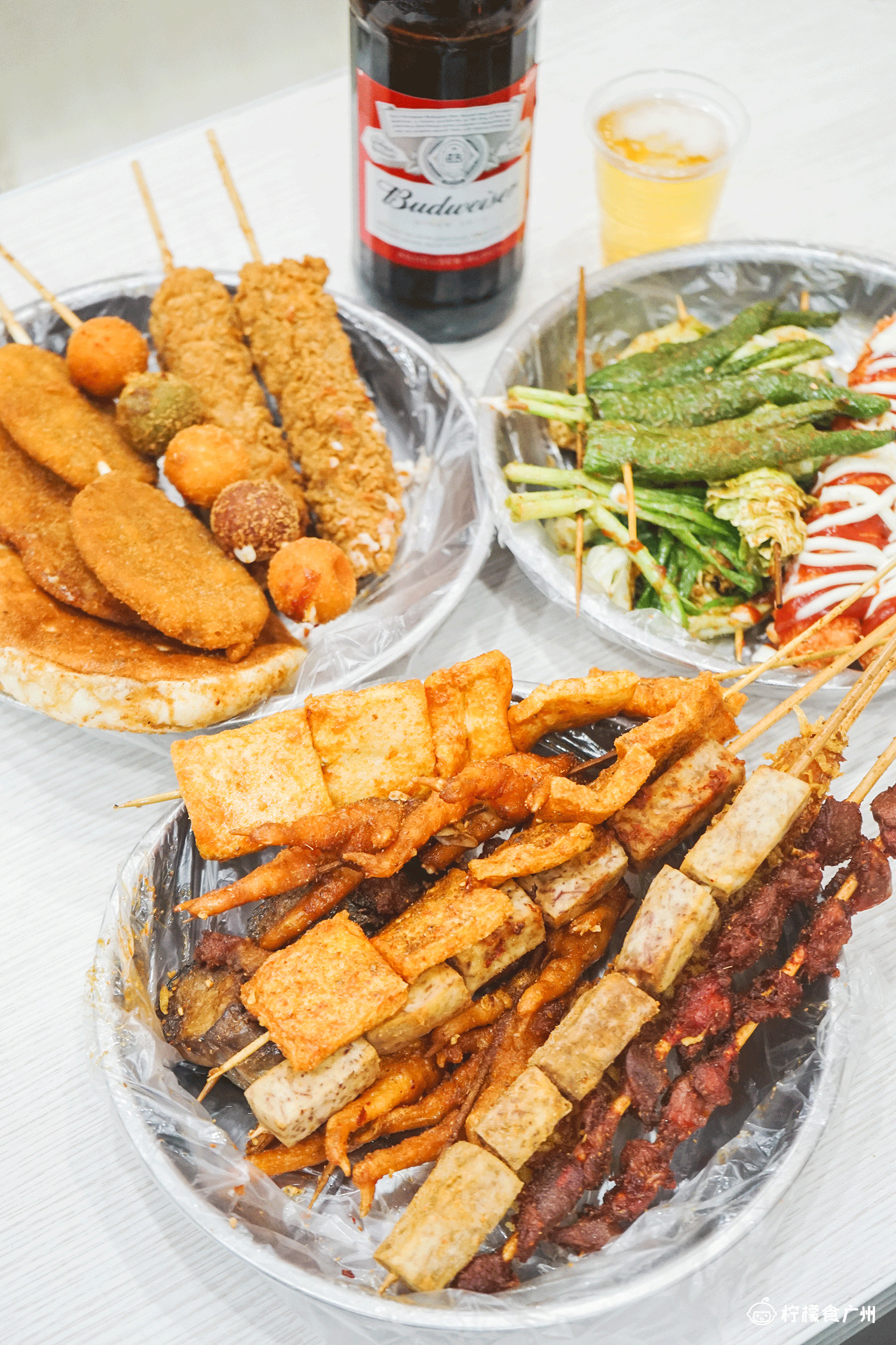 1-炸选好的串串丢进油里,几分钟就出锅,再撒点椒盐.