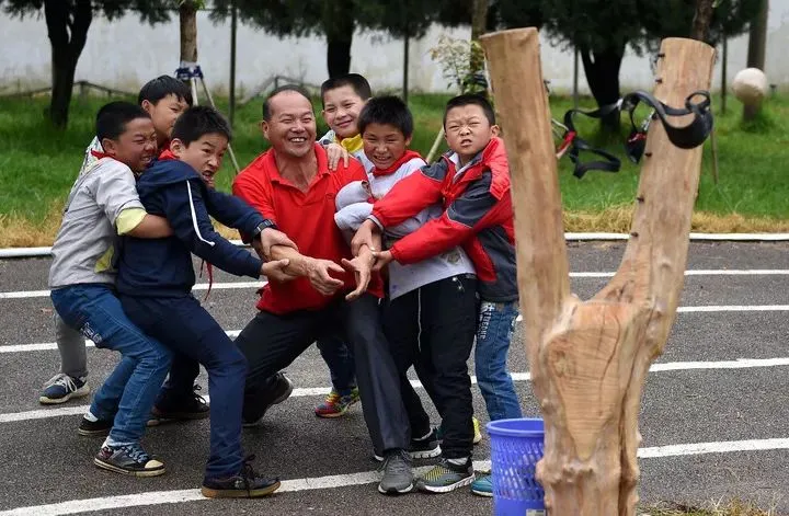 学校操场体育器材(乡村教师用废品为学生做上万件创意体育器材，不得不说他们太会玩)