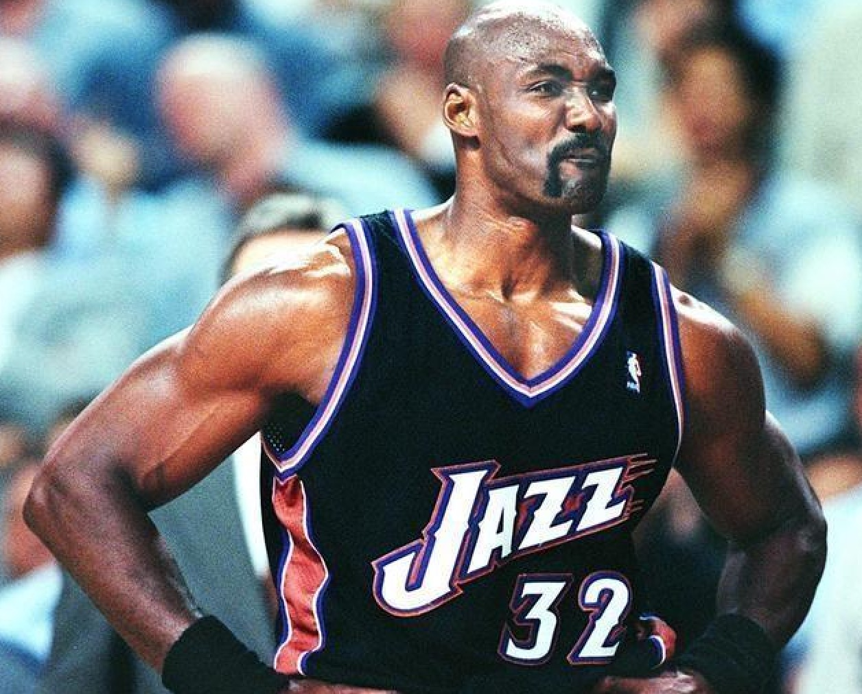 科比离世后，为何卡尔马龙明目张胆追求瓦妮莎？网友：多年前就有