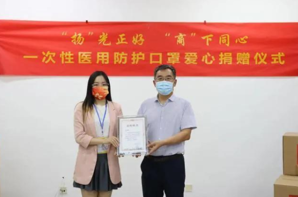 扬州大学女学生，携50箱“行李”返校，校方为其举行专门仪式