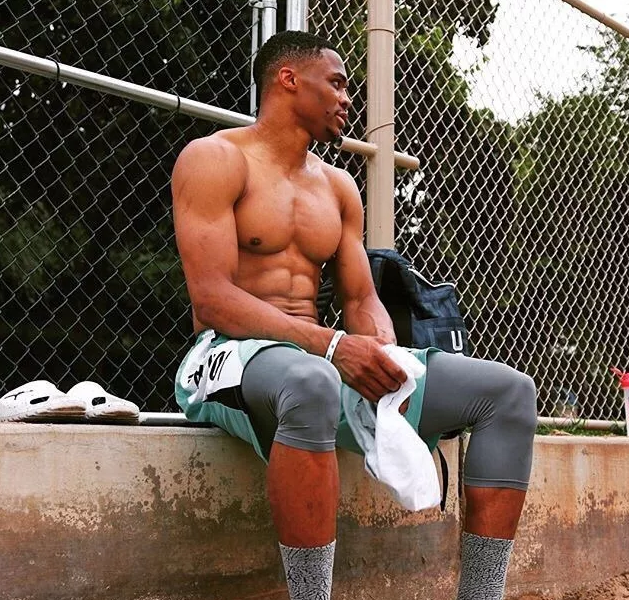 為什么nba的球員都有肌肉（有一種肌肉叫做NBA球員的胸肌！詹姆斯如鋼鐵，馬龍胸肌堪稱完美）