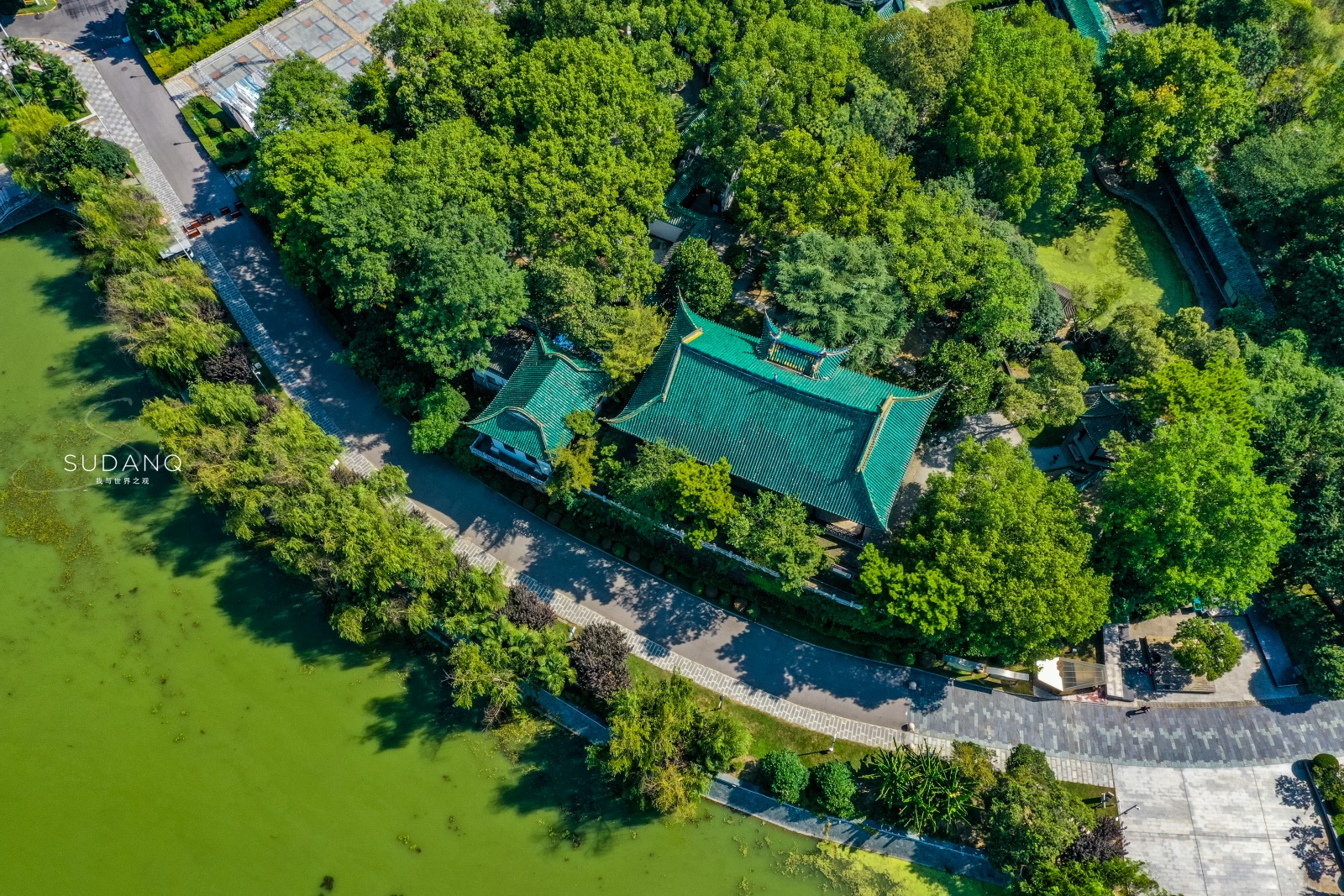 然而在龟山之尾,月湖之畔的古琴台,又令蛇山颇有意蕴.