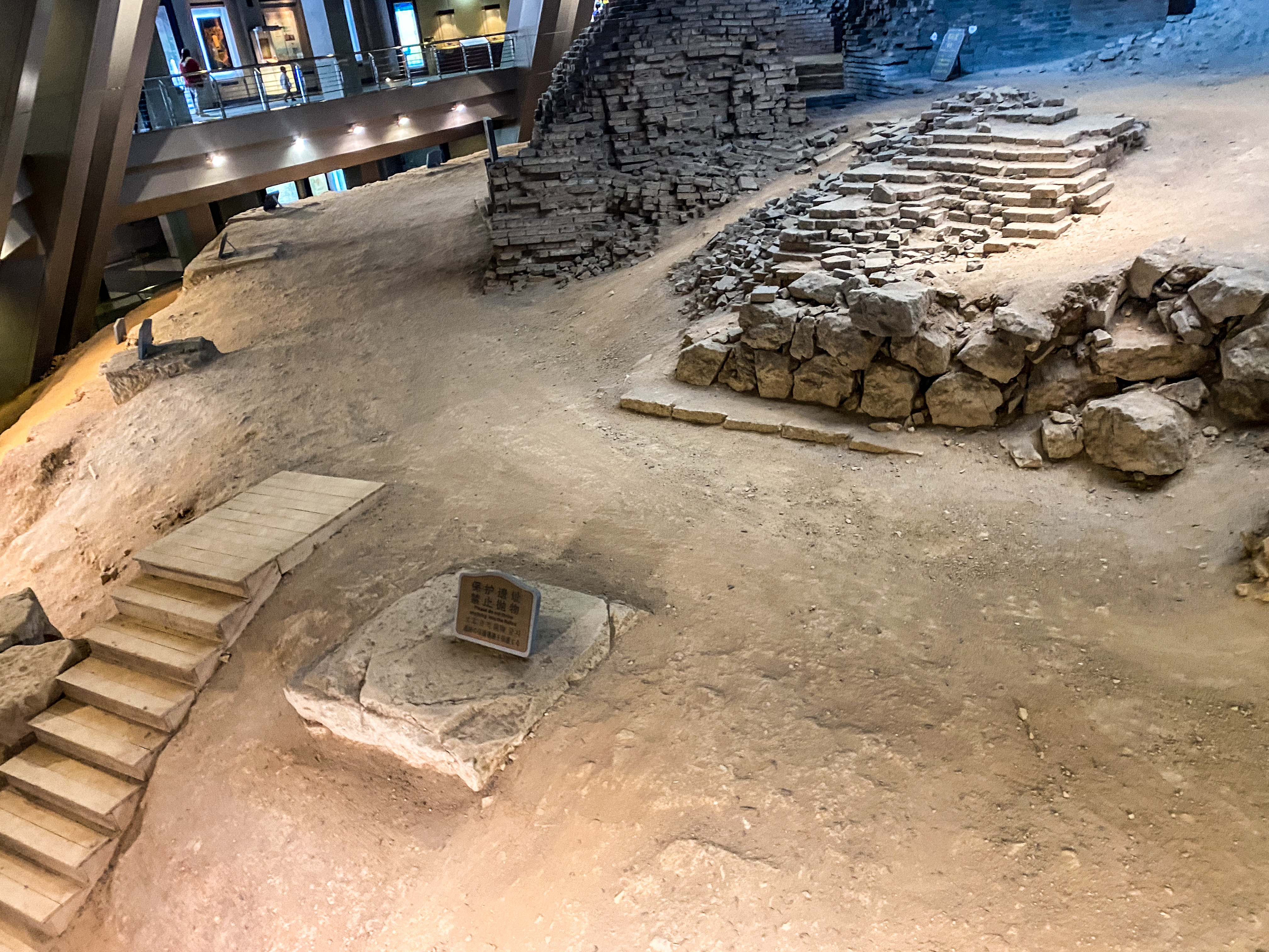 二层,这里如今还保留着雷峰塔的台基,这里是雷峰塔内部最大的空间