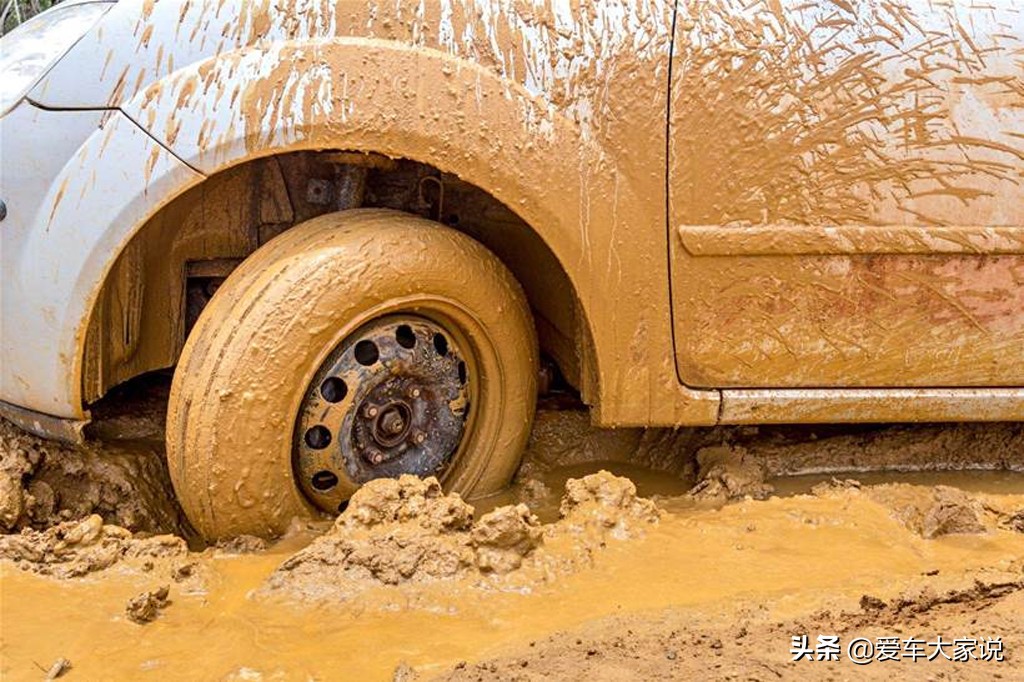 汽车陷入泥地打滑怎么办？这4个技巧用好了效果堪比四驱