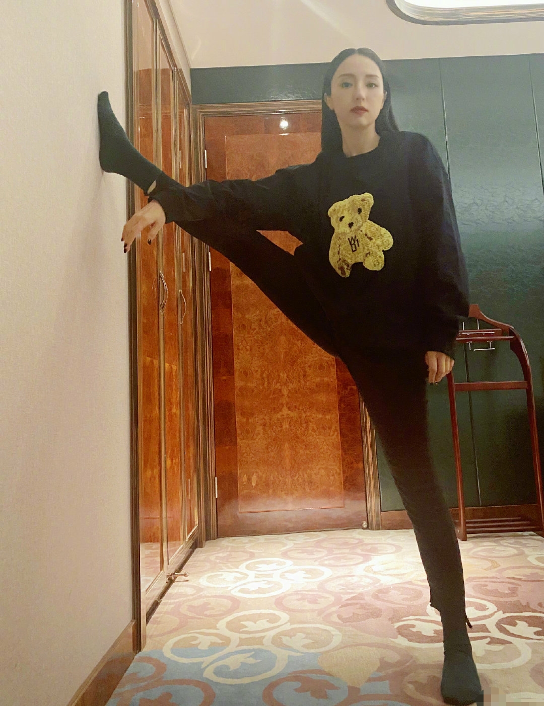 《有翡》董璇被吐槽像安了假腿,一字马秀大长腿,网友:好美好直)