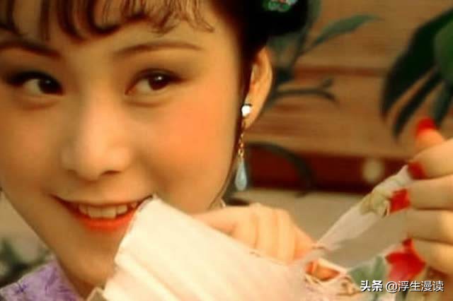 晴雯是白天的云彩，麝月是晚上的幽香，名字已暗示了命运
