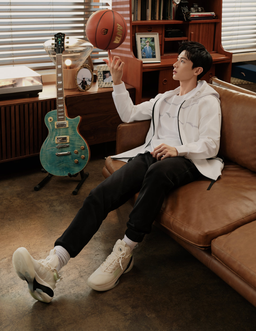 白敬亭代言安踏!曾穿李宁篮球鞋,人气超高,但他懂篮球么?