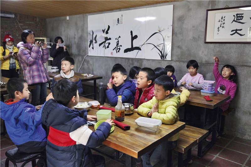 让孩子摘果子、玩泥巴、喂母鸡粮食的“森林幼儿园”，你会选择吗？