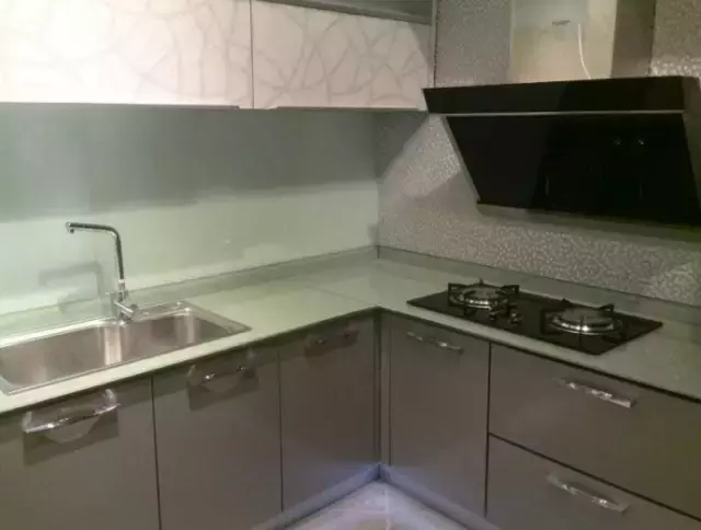 厨房台面使用什么材质好?选错了用不到3年,麻烦事一堆