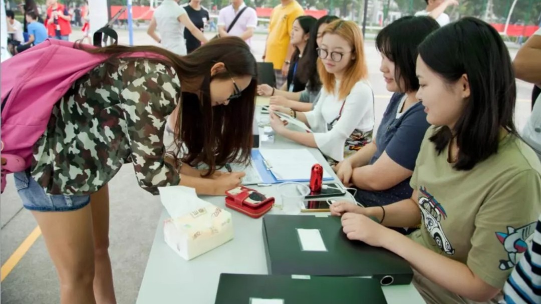 准大学生入学须知，通知书里的银行卡有大用处，一定要保管好