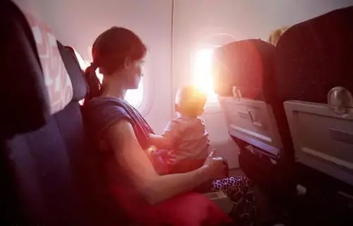 婴儿飞机票怎么买，5点宝宝坐飞机攻略请查收？