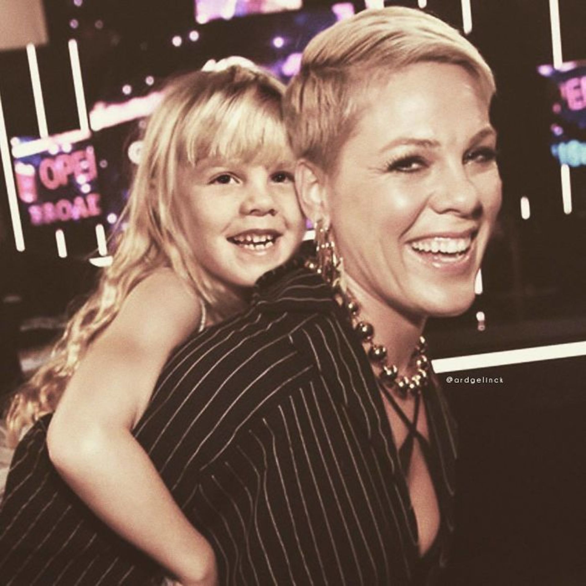 国外50个名人和年轻时的自己合影，岁月可以改变什么呢？